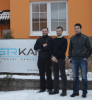 2012 - zakladatelé před sídlem společnosti